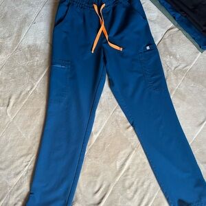 Figs high-waisted Dowa scrub pants in size small